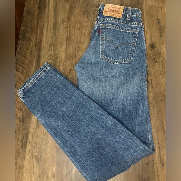 Levis 550 High Rise Mom Jeans  Taper Leg Denim Jeans Dark Wash.  Fit like a 28. - Picture 1 of 8